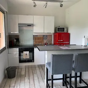 https://appartement-sanary-mer-10-du-centre-port-plage.fr-provencehotel.com